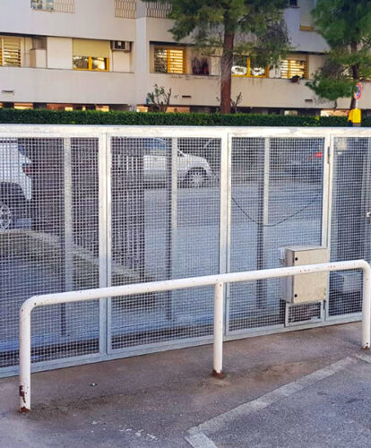 Cancello scorrevole con gabbia di protezione con coste come da normativa di sicurezza