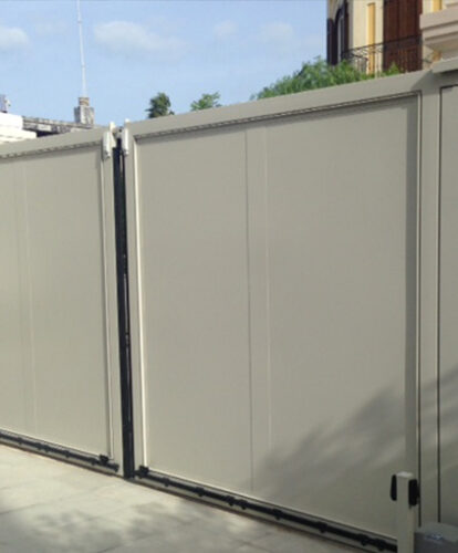 Cancello scorrevole pannellato con motoriduttori elettromeccanici e coste di sicurezza