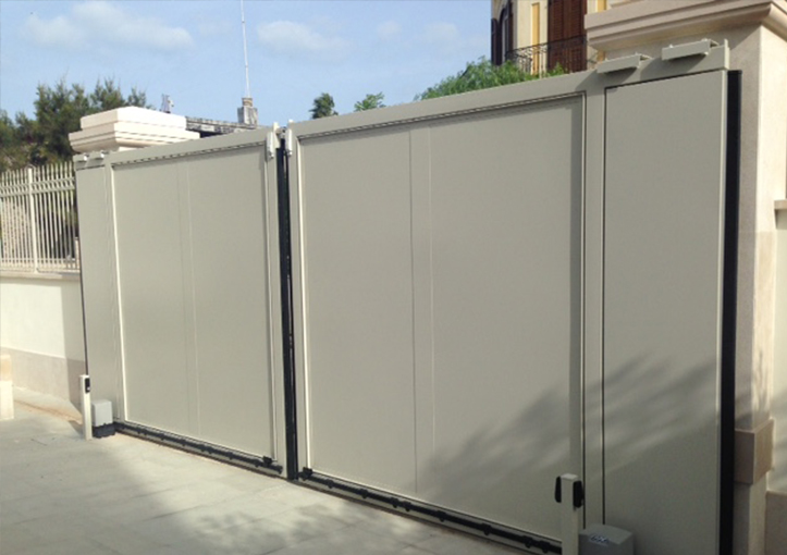 Cancello scorrevole pannellato con motoriduttori elettromeccanici e coste di sicurezza