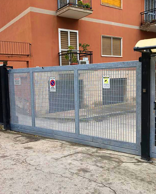 CANCELLO SCORREVOLE AUTOMATICO cond via pansini