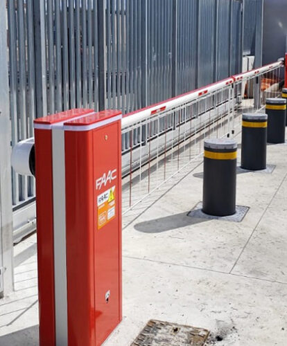 Impianto completo con Barriere contrapposte dissuasori di traffico e automazione scorrevole