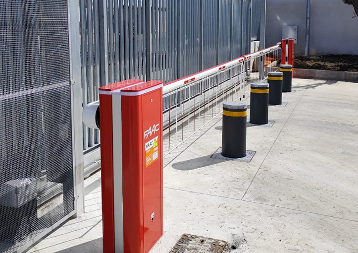 Impianto completo con Barriere contrapposte dissuasori di traffico e automazione scorrevole